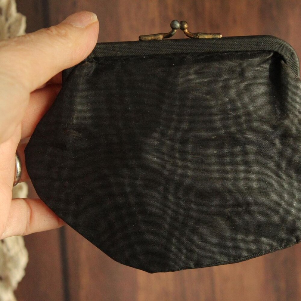 Vintage 1940s Coin Purse, Black Moire Taffeta Clutch Or Makeup Bag, Kiss Clasp - Picture 12 of 13
